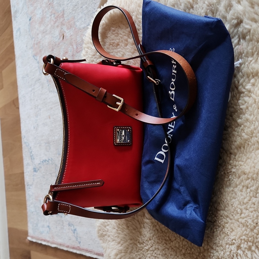 Beautiful NWOT Dooney & Bourke Red & Tan Leather Crossbody Bag ❤️🎁